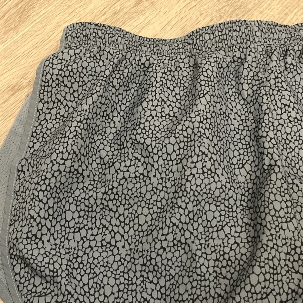 Nike Women’s Gray Black‎ Abstract Dots Dri-Fit Lined Running Shorts Size Medium